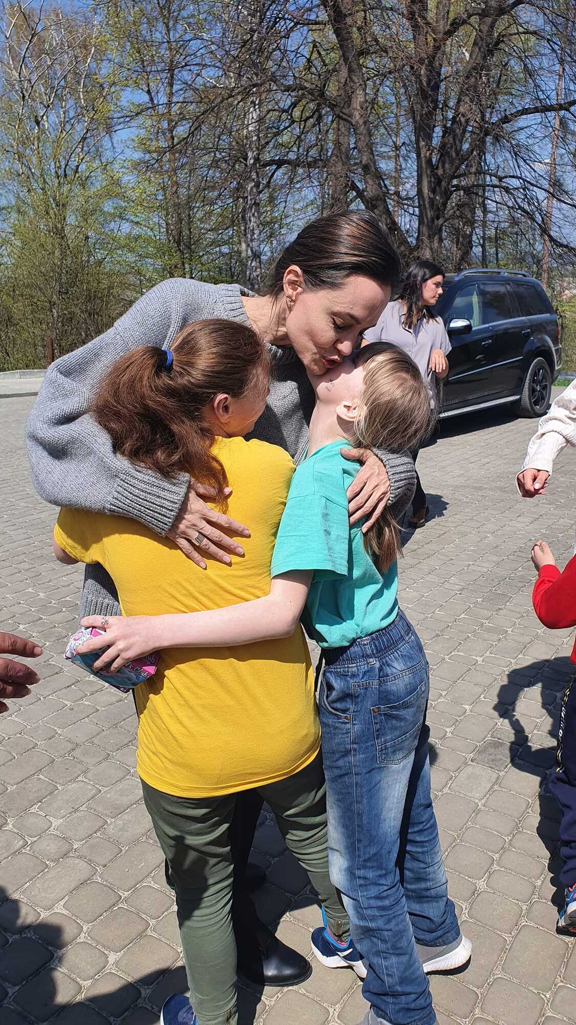 Джоли встретилась с детьми-переселенцами.