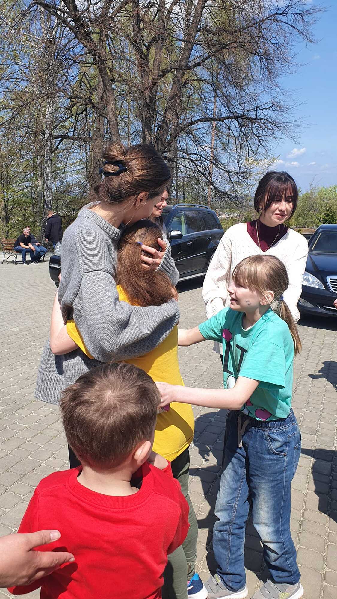 Дети обнимались с кинозвездой.