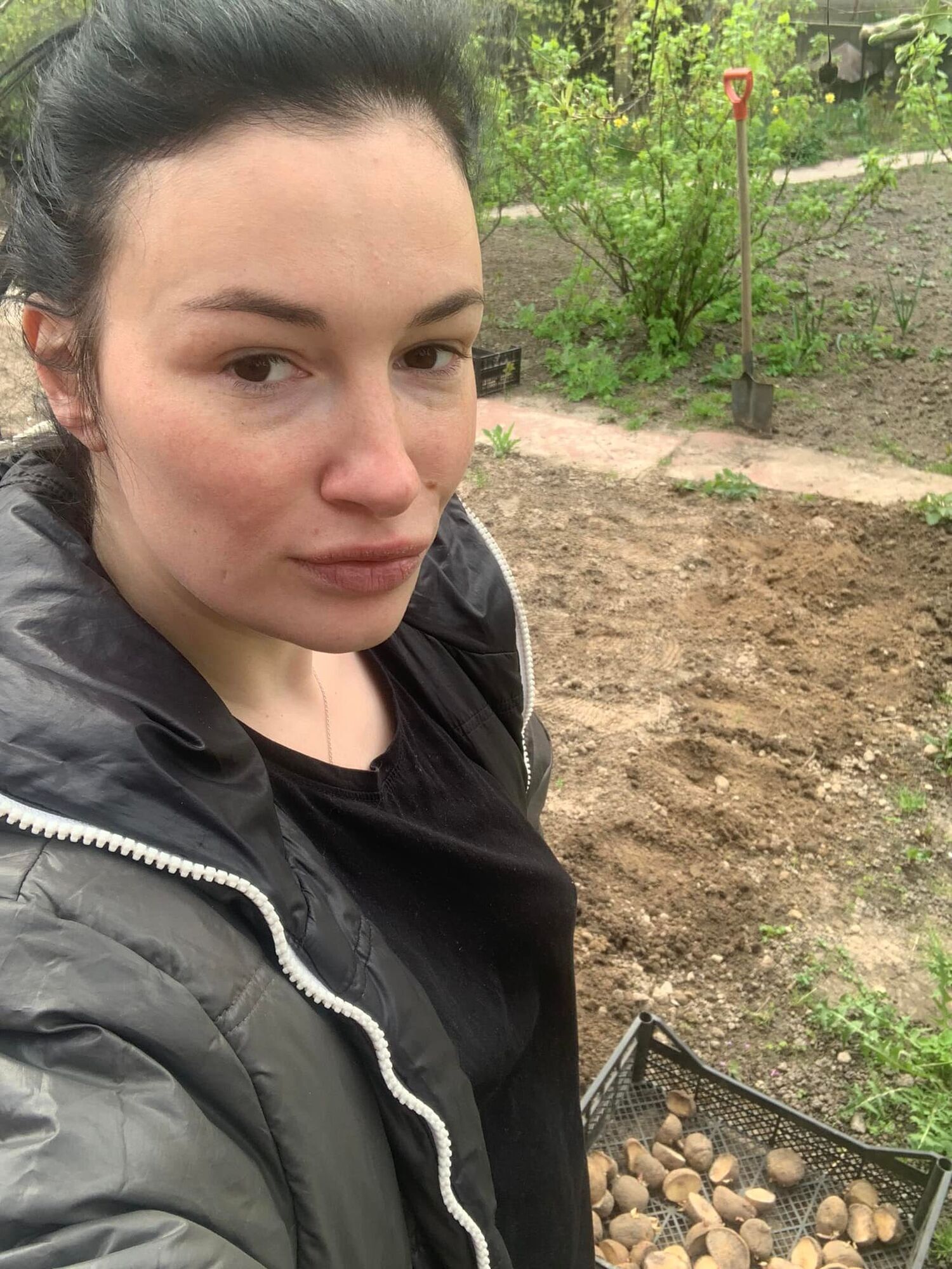 Анастасия Приходько впервые посадила картошку.