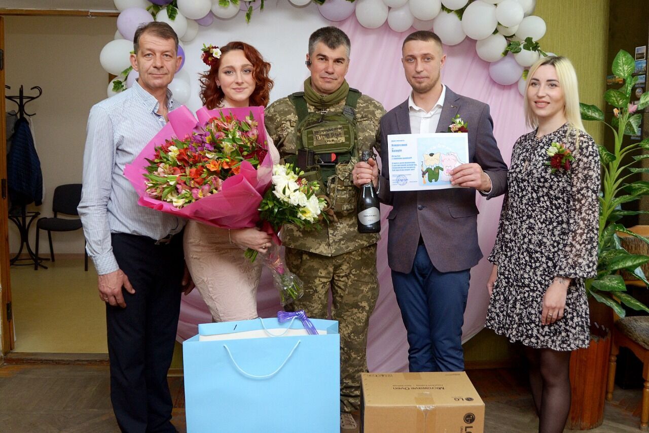 Боєць 35-ї ОБрМП Валерій вирішив одружитися із коханою одразу після звільнення з полону