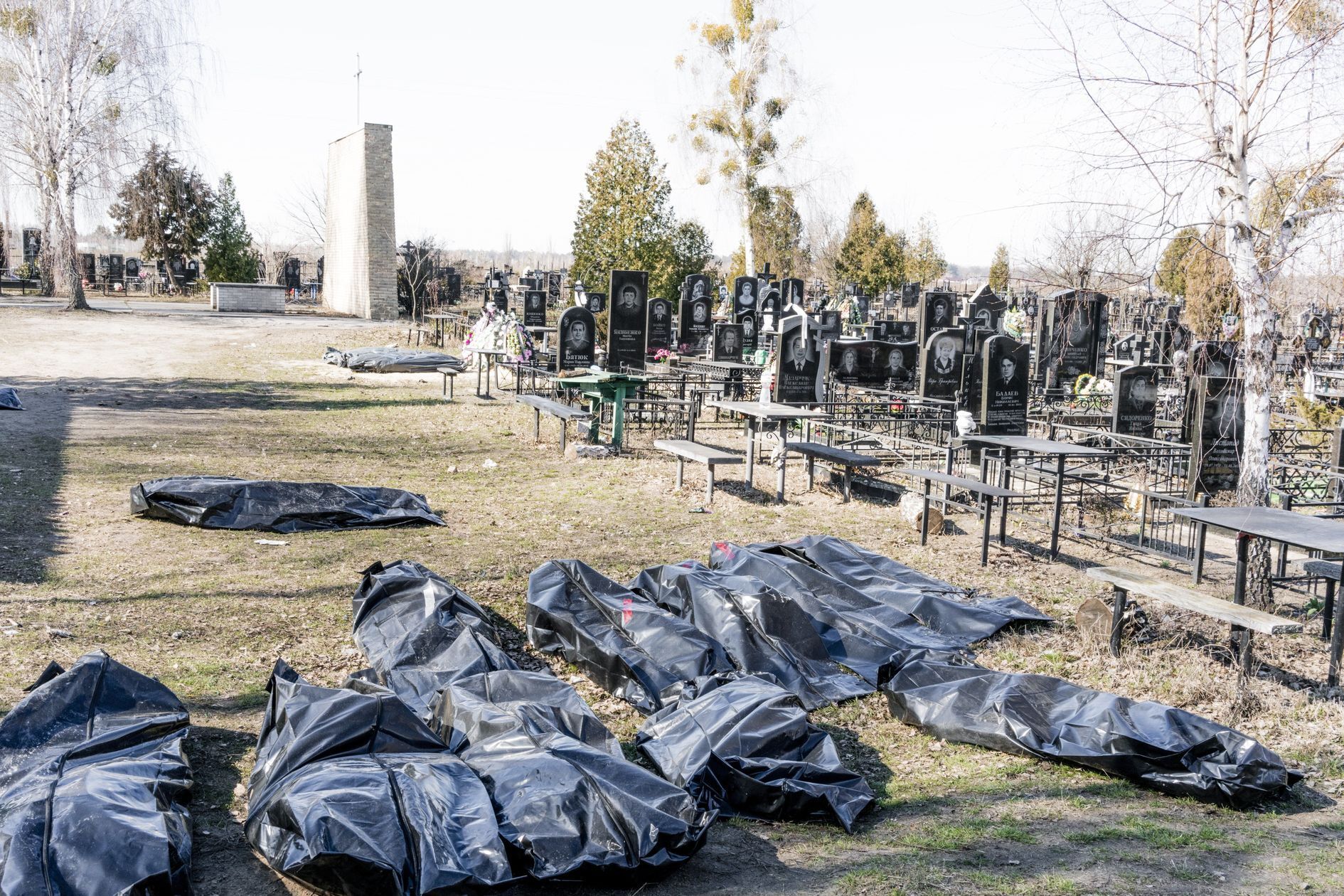 Трупы в мешках на кладбище в Буче