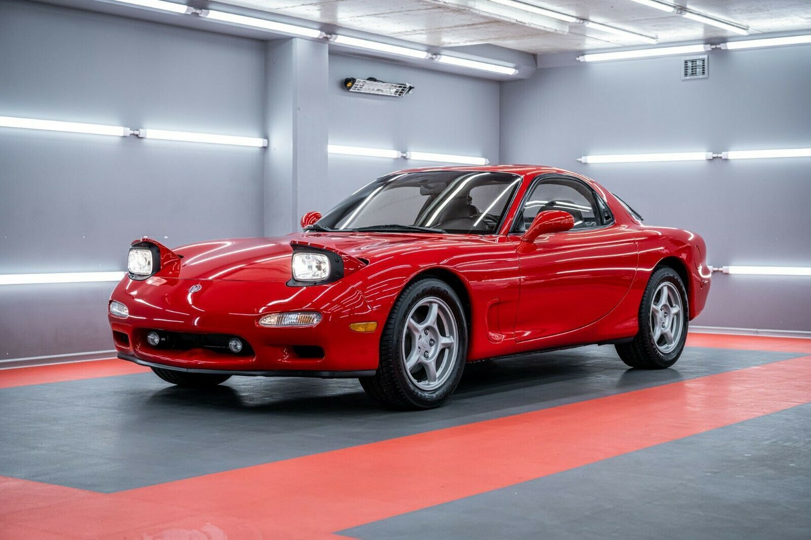 Роторный спорткар Mazda RX-7 был изготовлен 30 лет назад, но до сих пор находится в идеальном состоянии