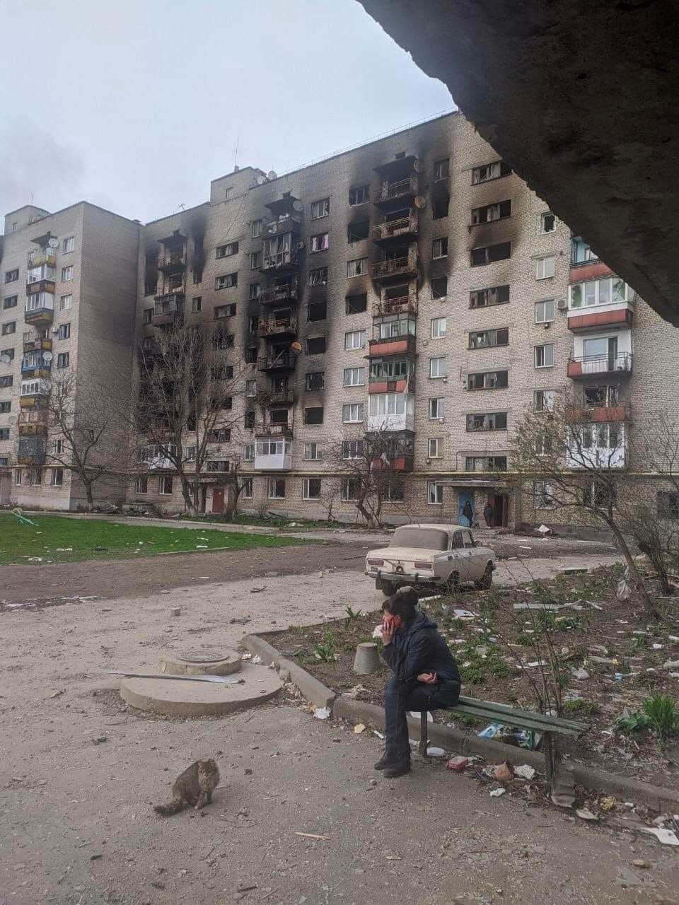 В Луганской области в жилой многоэтажке после попадания российского снаряда был пожар