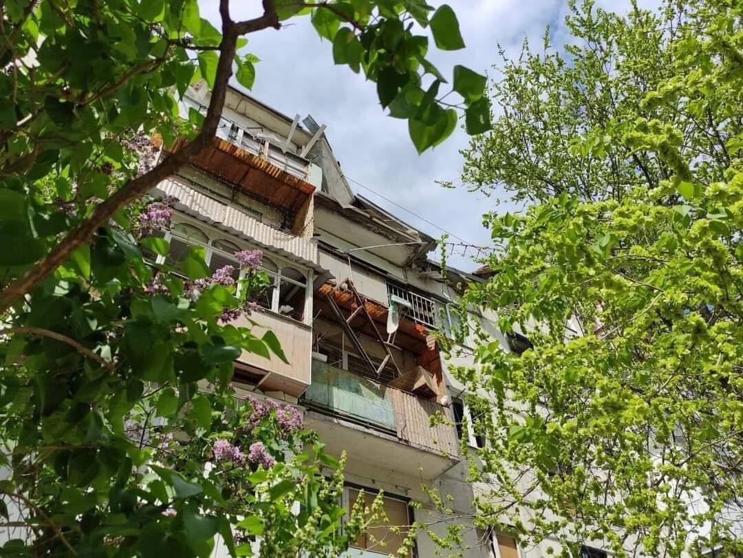 Балконы жилого дома, пострадавшего из-за обстрелов