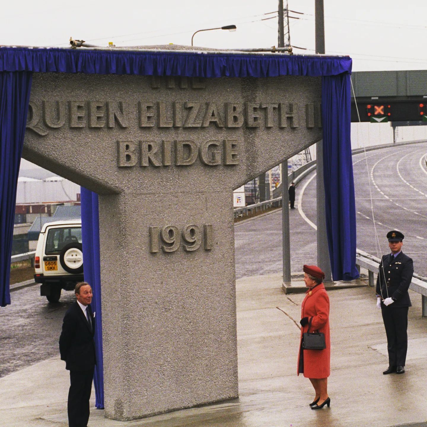 Єлизавета ІІ відкриває міст вздовж Темзи.