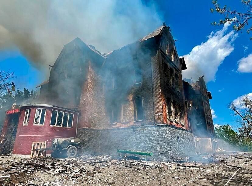 Російські війська знищили гімназію в Лисичанську