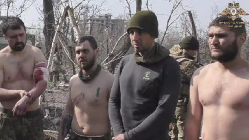 Еще живой Дан Звоник (второй слева) в плену россиян на видео от 20 апреля