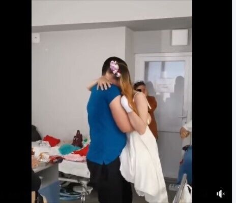 У палаті львівської лікарні вийшла заміж медсестра, яка залишилася без двох кінцівок