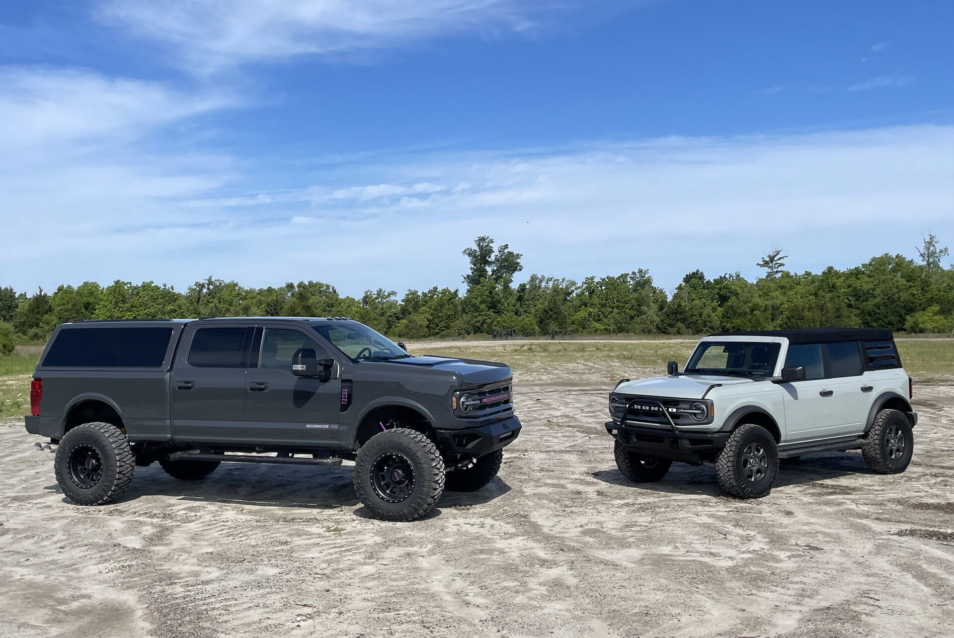 MegaBronc и его "идейный вдохновитель" Ford Bronco