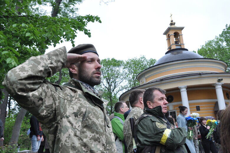 Провести в последний путь Дениса пришло много его друзей, побратимов, преподавателей