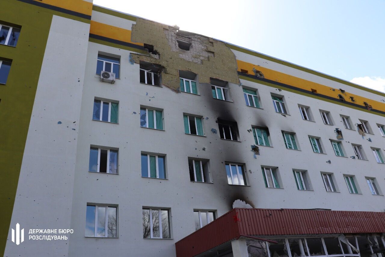 Наслідки обстрілу рашистами лікарні у Тростянці, який росіяни вели з танків практично впритул