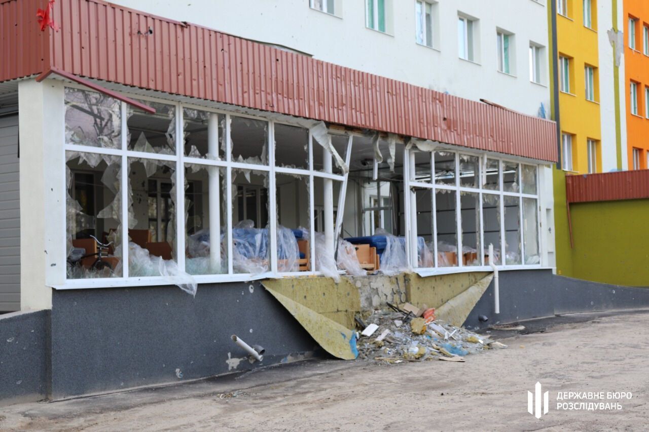Наслідки обстрілу рашистами лікарні у Тростянці, який росіяни вели з танків практично впритул