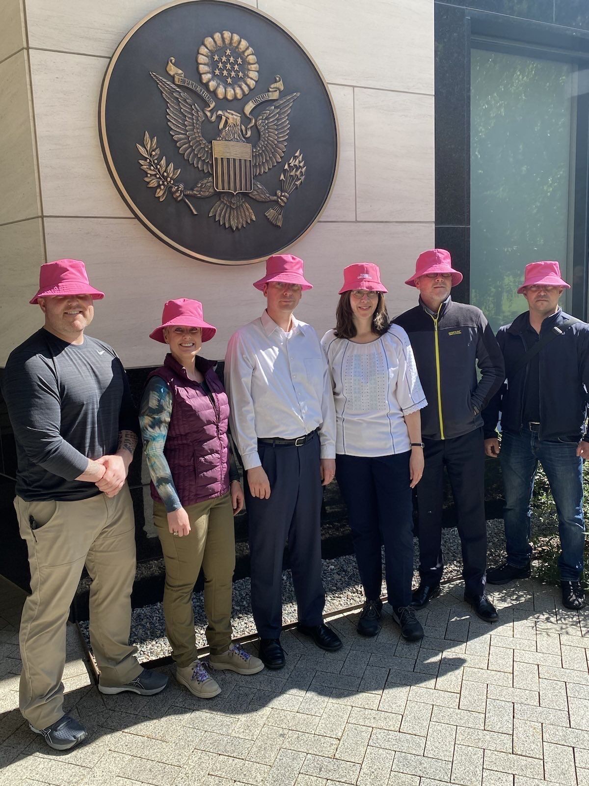 Команда американских дипломатов в Киеве примерила розовые панамки