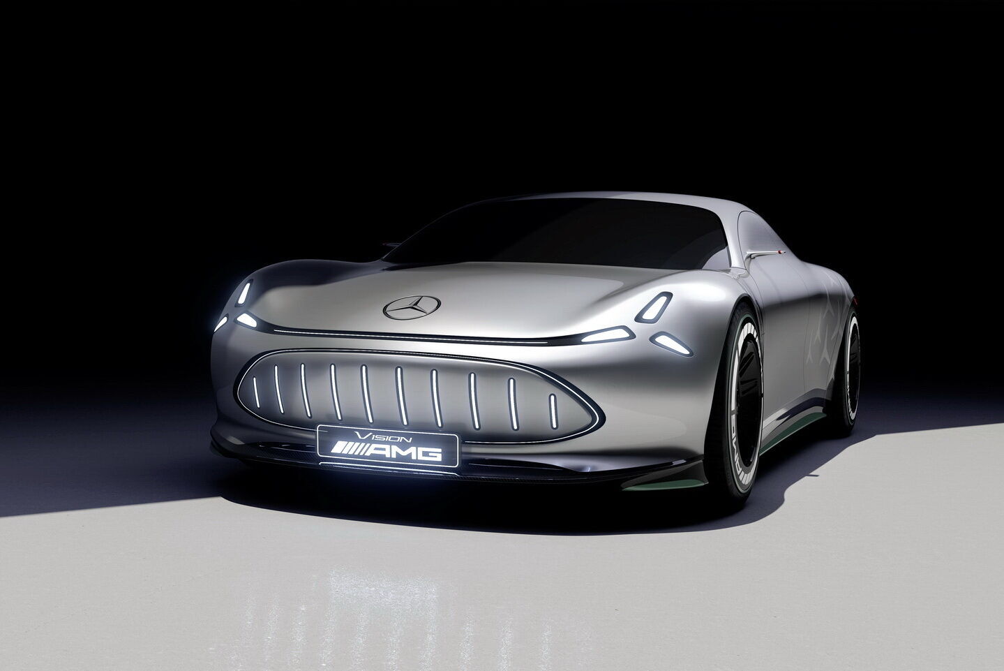 Vision AMG получил необычную светотехнику, напоминающую трехлучевую звезду – символ бренда Mercedes-Benz