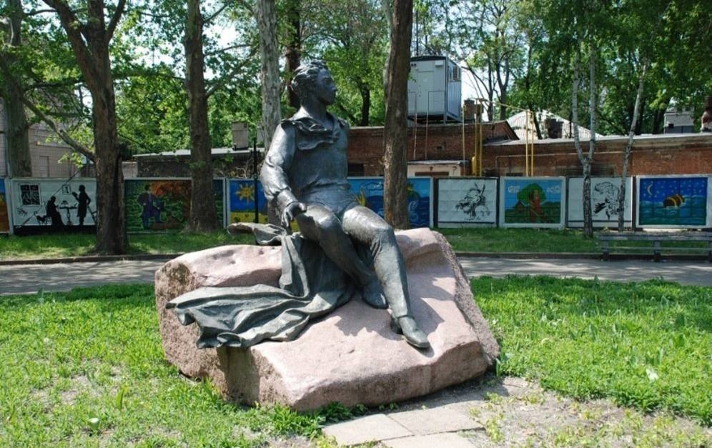 У Миколаєві комунальники демонтували пам’ятник Пушкіну. Фото