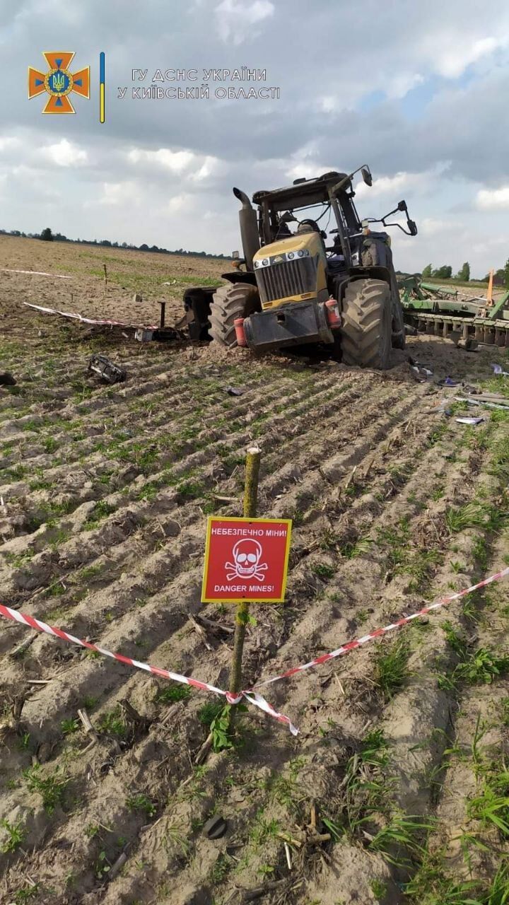 На Київщині в полі підірвався трактор.
