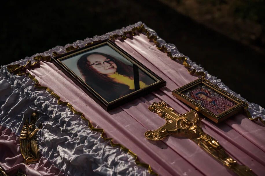Гроб с телом Софии и ее фото на крышке