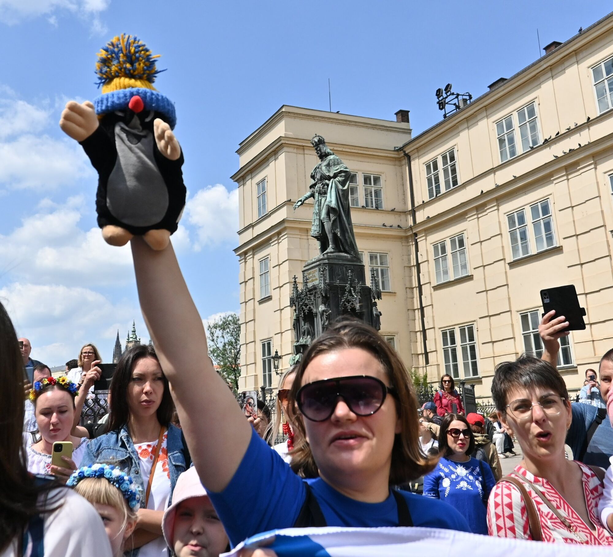 В Праге тысячи граждан Украины вышли на парад вышиванок