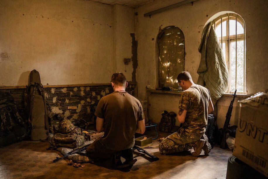 Украинские снайперы готовят свое оружие