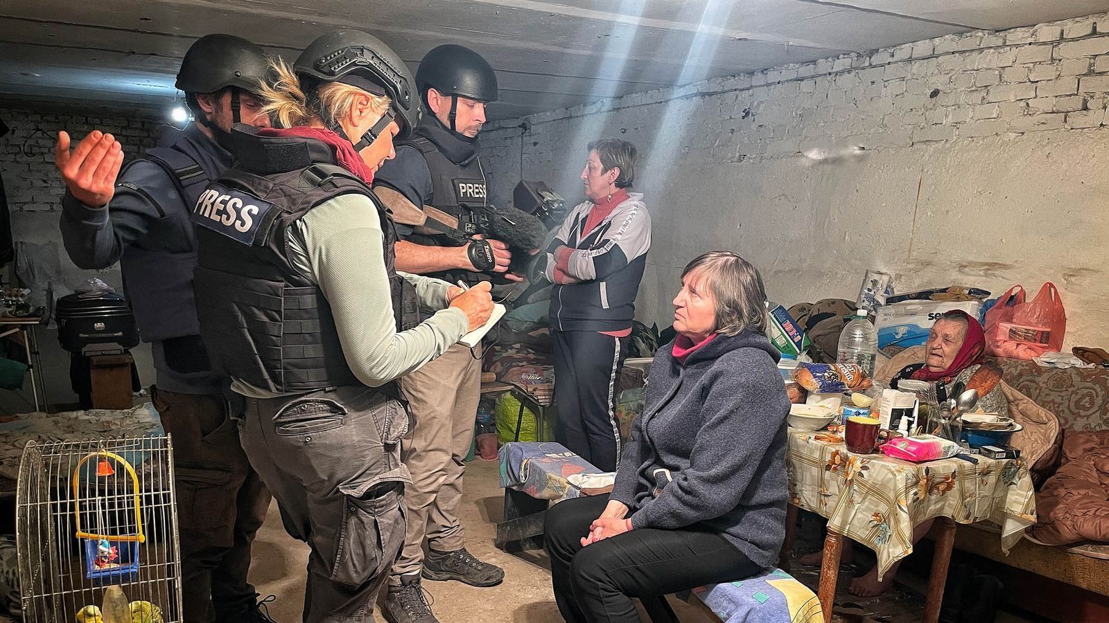 Соледарці ховаються в підвалі від російських бомб