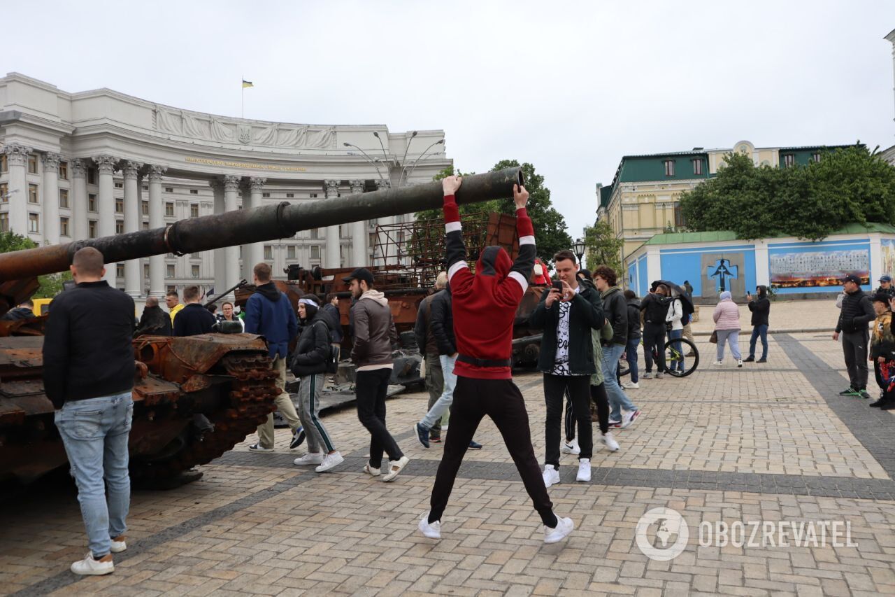 Уничтоженную технику рашистов разместили на Михайловской площади