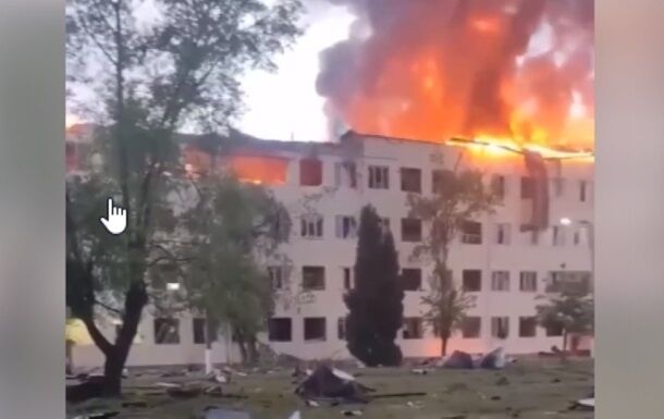 После удара на территории учебного центра вспыхнули пожары