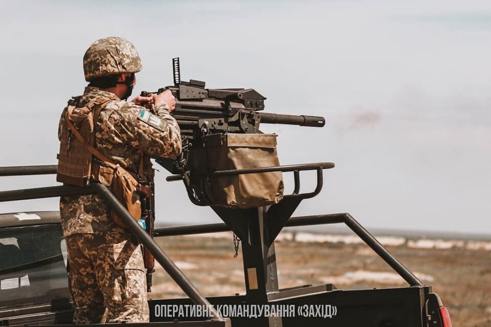 Украинский воин с американским автоматическим гранатометом