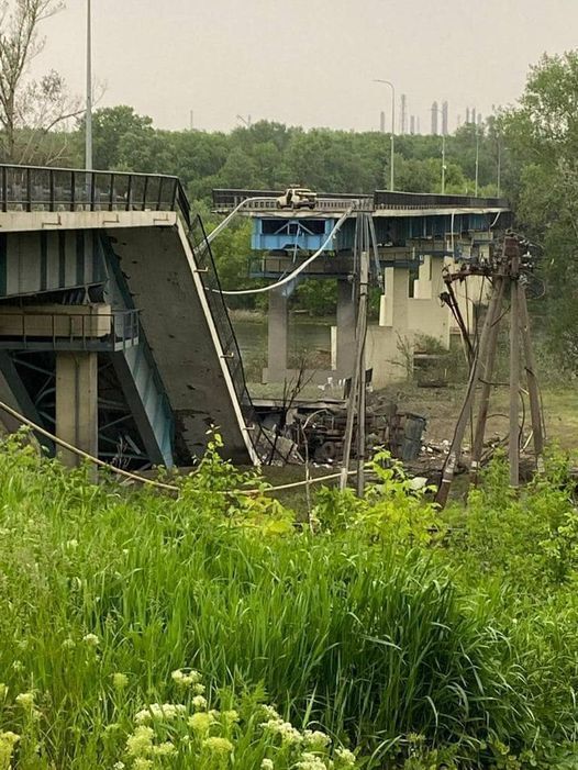 Взорванный мост между Северодонецком и Лисичанском