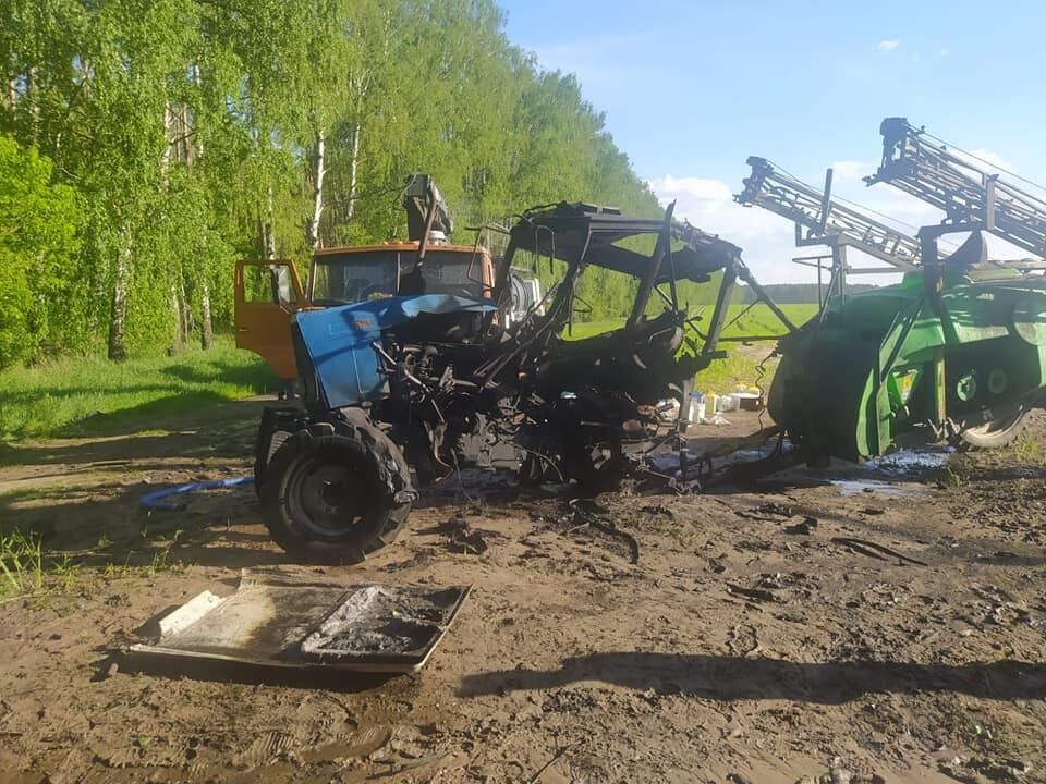 Трактор подорвался на мине.