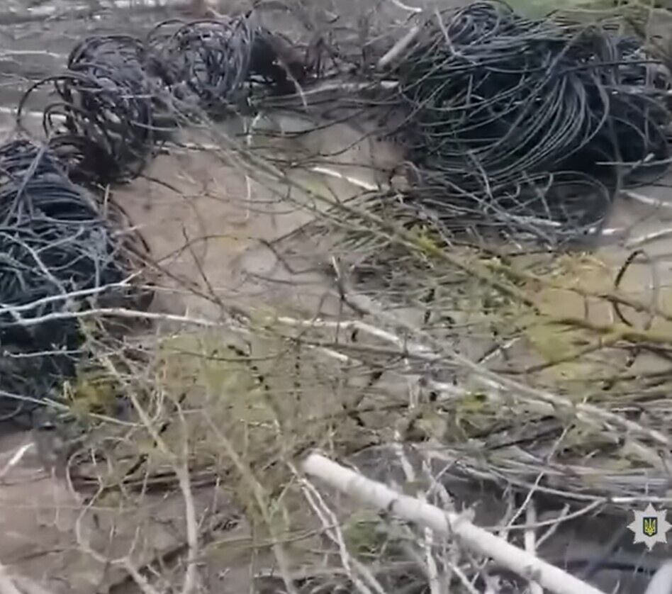 Залишки дротів, вкрадених ворогом із Чорнобильської зони.