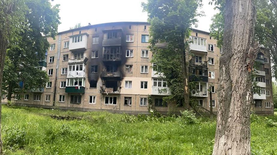 От обстрелов российской армии пострадали многоэтажки в Авдеевке.