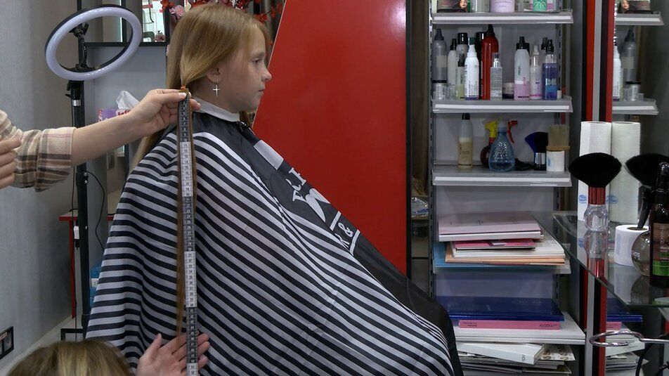 Кіра вирішила продати волосся, аби допомогти ЗСУ.