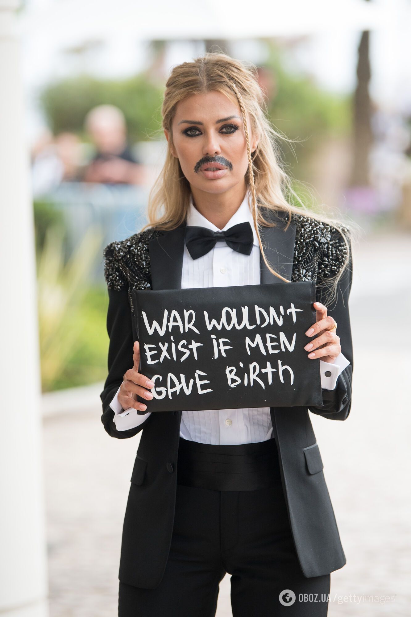 Викторию Боню с плакатом о войне выгнали с Каннского кинофестиваля