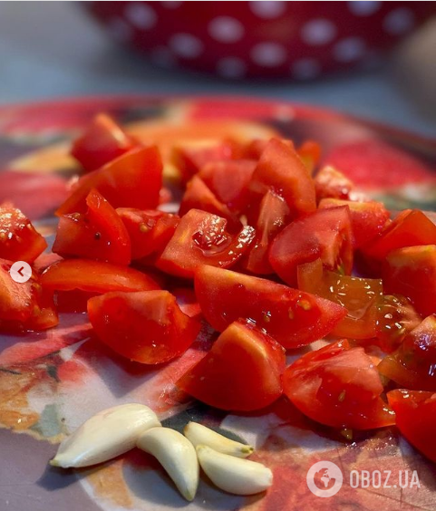 Чеснок и помидоры для блюда