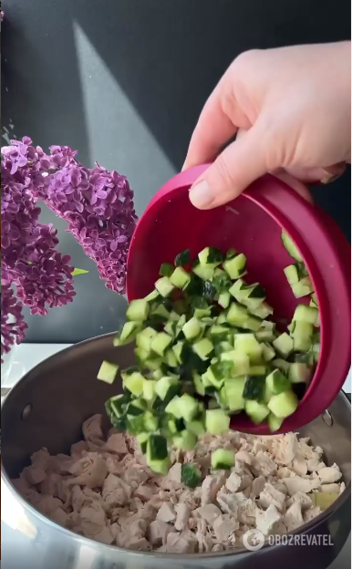 Додавання огірків у салат