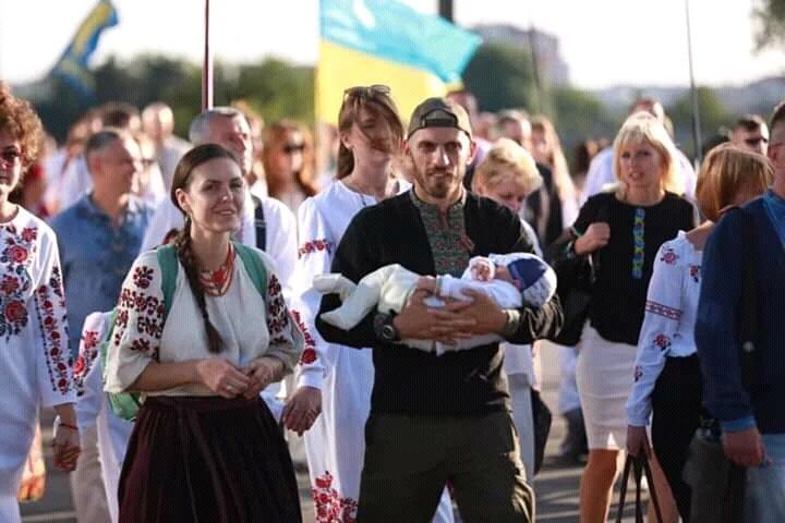 Олексій Янін із дружиною та дитиною