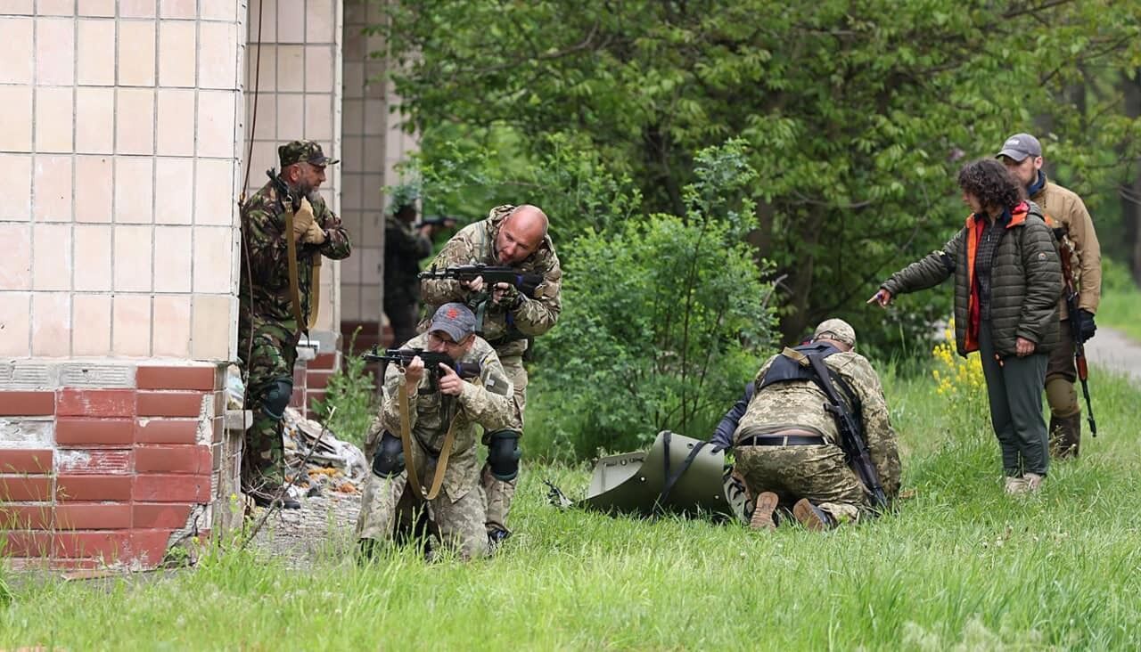 Город продолжает жить в условиях военного положения.