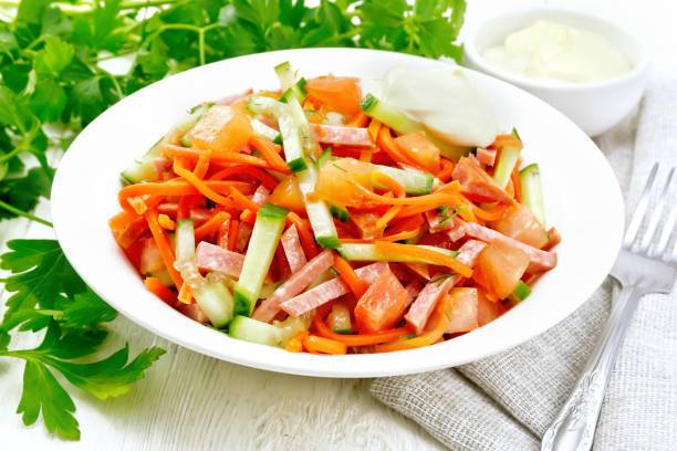 Салат с колбасой и морковью
