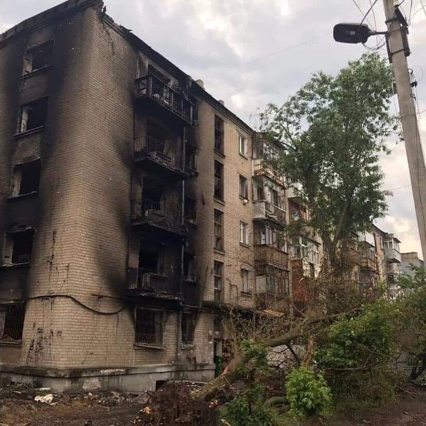После попадания в многоэтажке был пожар