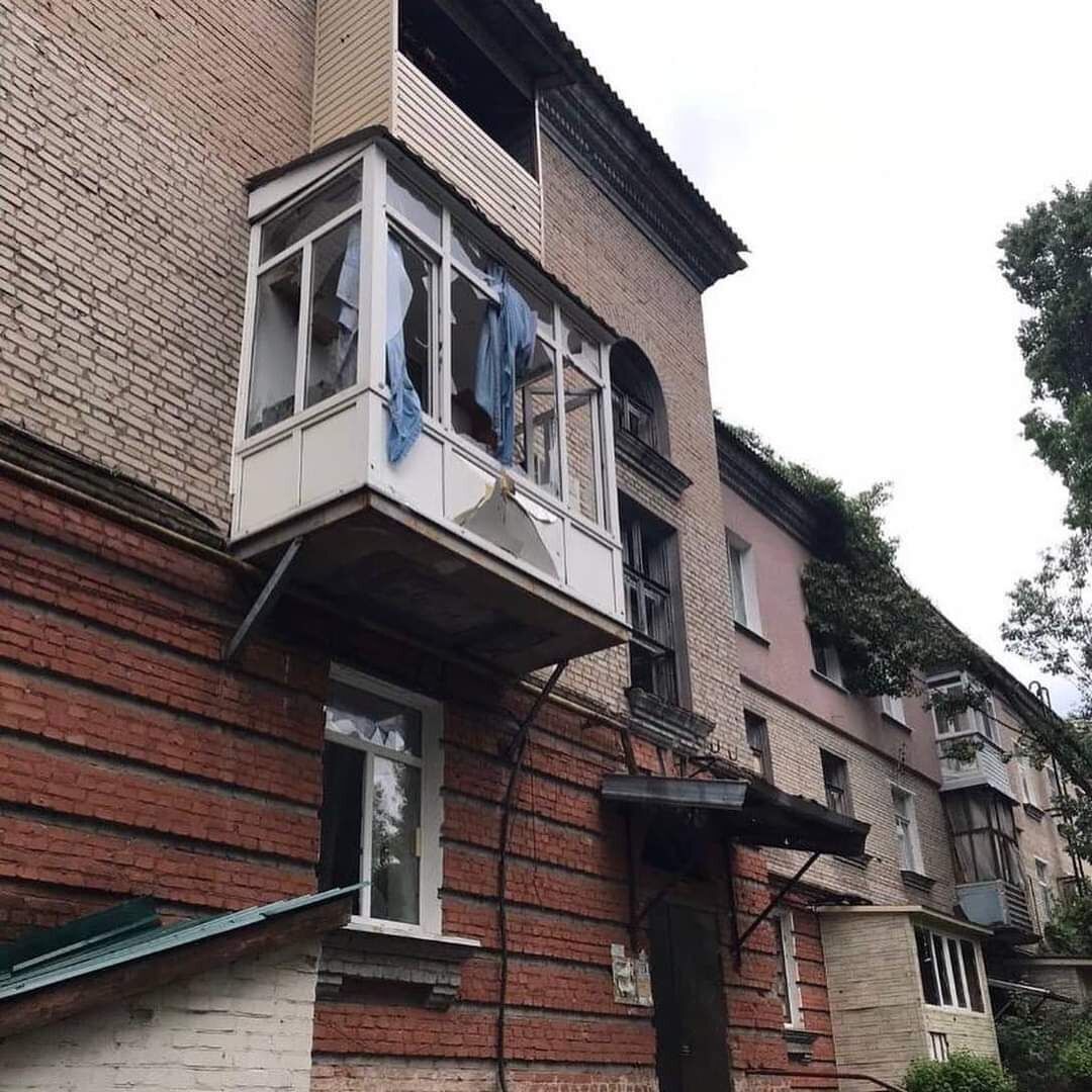 Уламки від снаряда влучили в балкон
