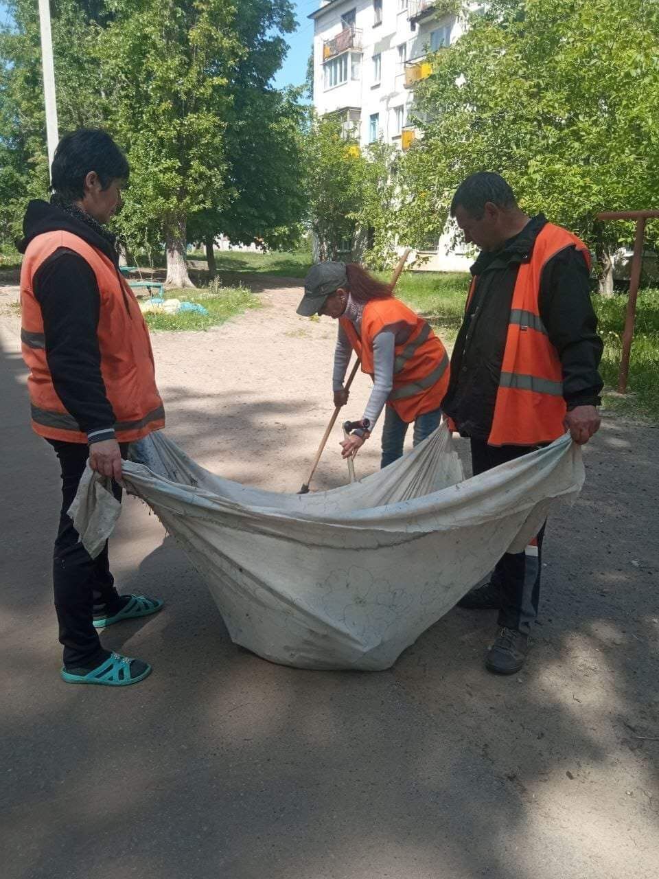 В Лисичанске коммунальные службы убирают город, несмотря на войну