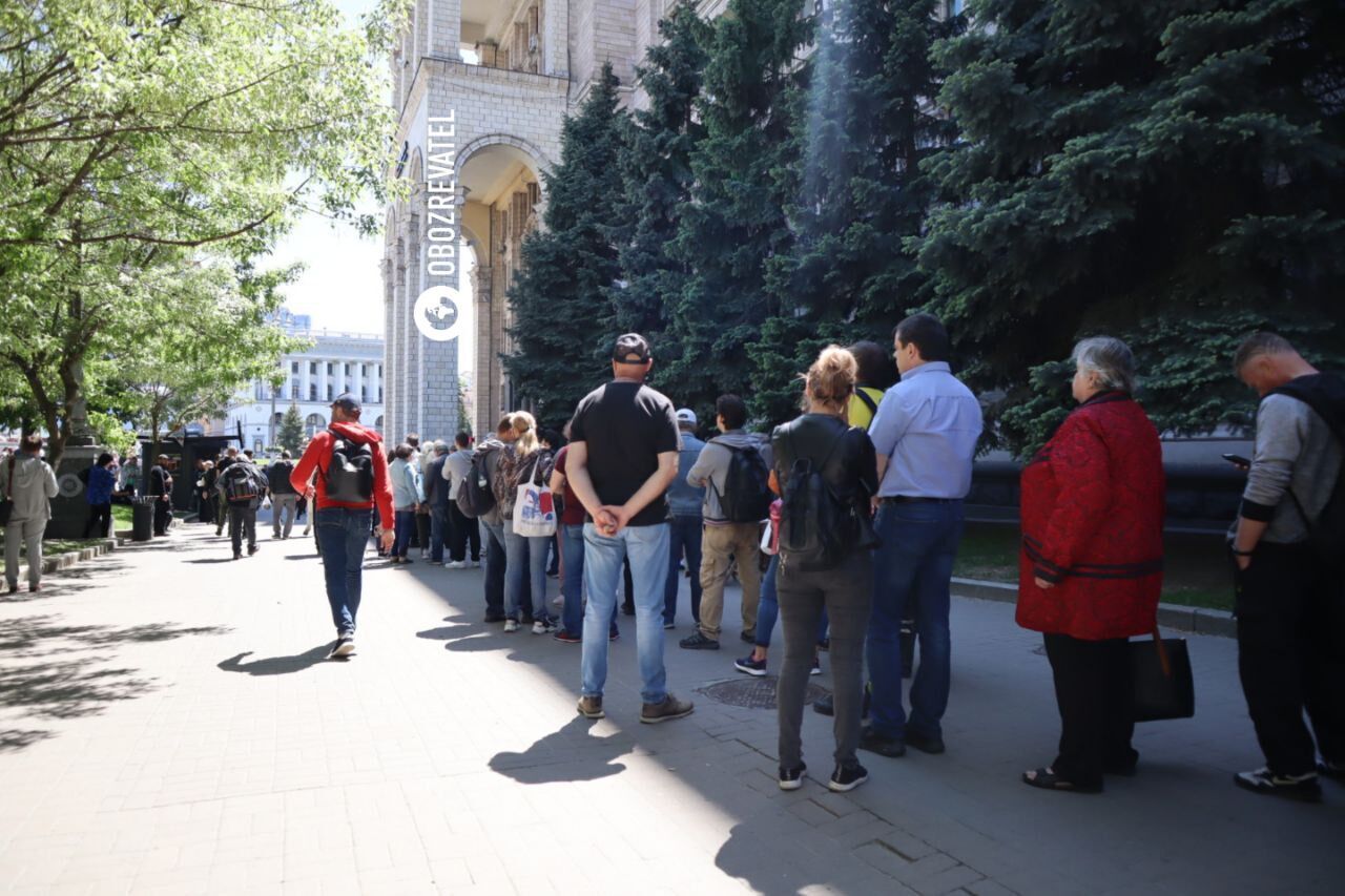 Очередь на Главпочтамт в Киеве.