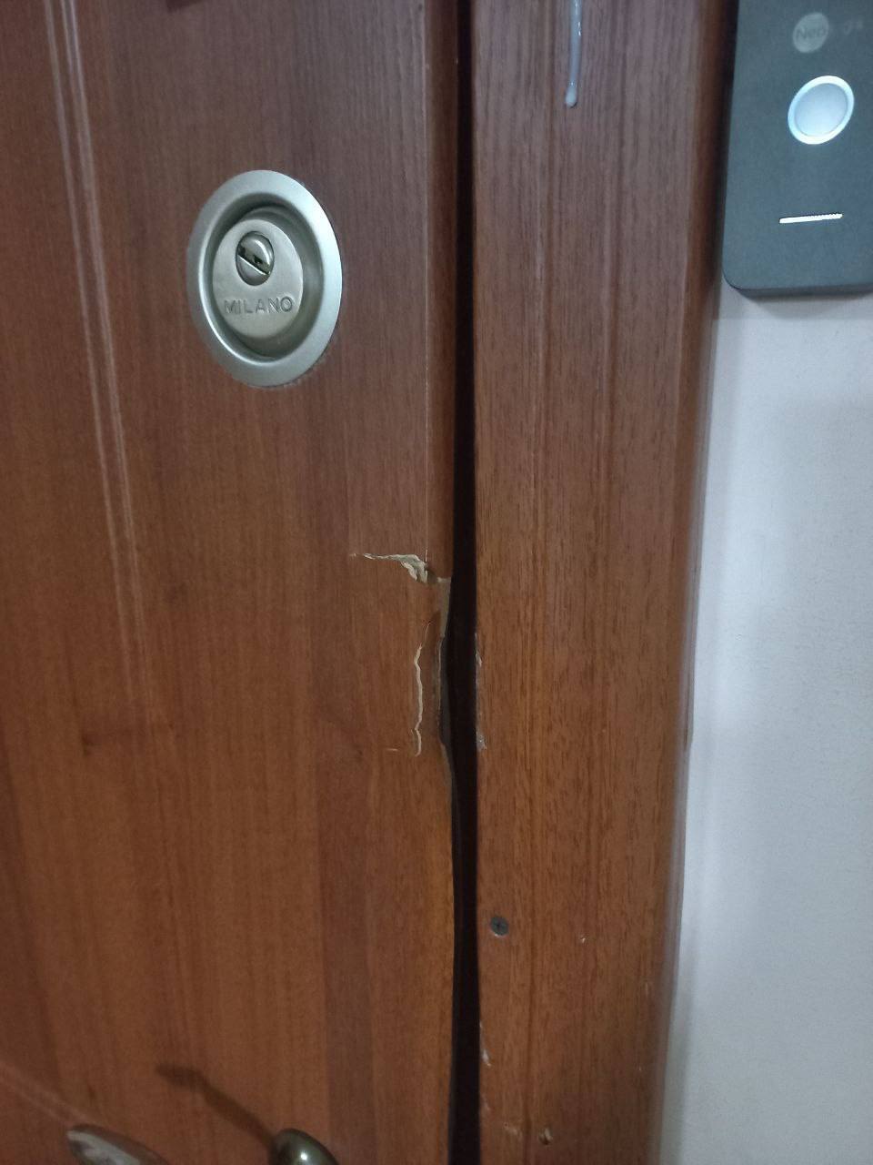 Входная дверь повреждена