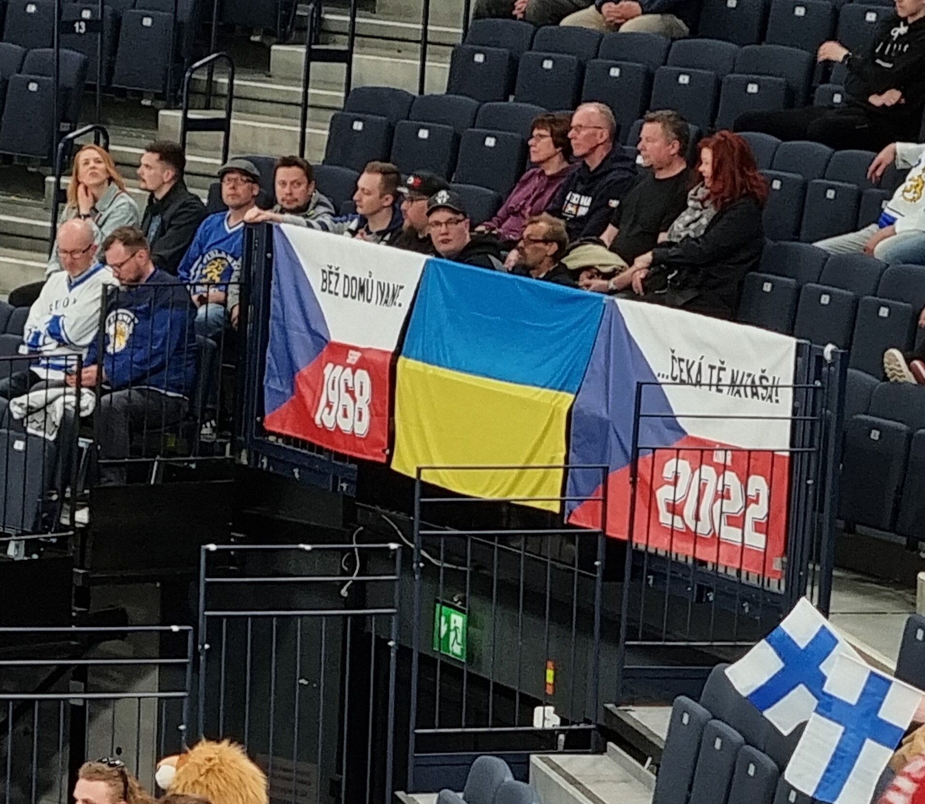 На ЧМ по хоккею чешские болельщики обошли запрет на флаг Украины, напомнив о вторжении России