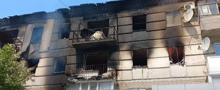 Многоквартирный дом после попадания вражеского снаряда и пожара