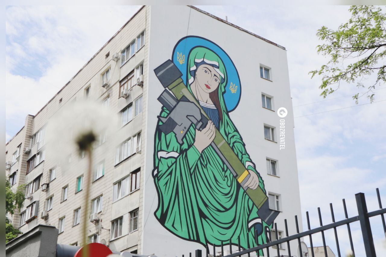 Мурал намалювали на стіні будинку в Солом'янському районі.
