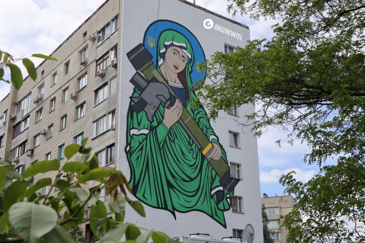 Художники нарисовали образ Девы Марии, держащей в руках "Javelin".