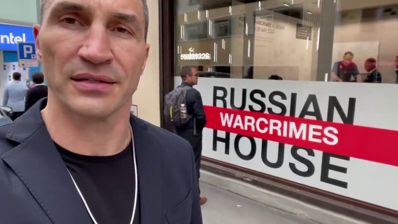 Владимир Кличко на фоне "Русского дома" в Швейцарии