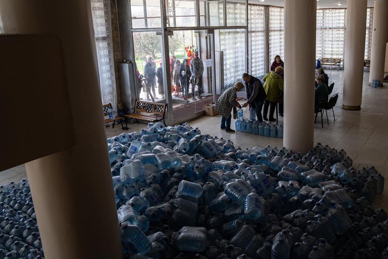 Раздача воды украинцам во время гуманитарного кризиса