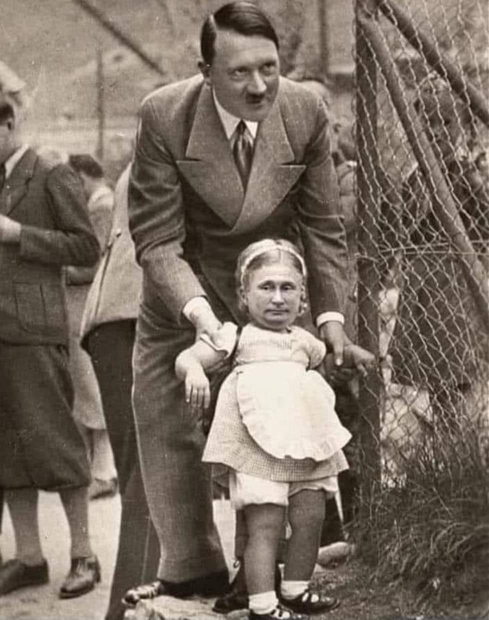Невзоров показав фото "нацистської сімейки" Гітлера з Путіним